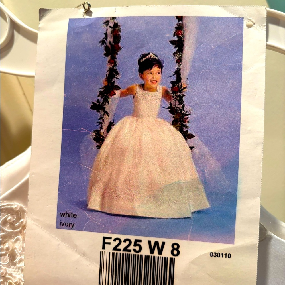 Beautiful flower girl dress- sz 8 excellent condition. Detailed beading! 😍😍